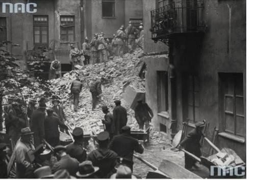 Ekipy ratunkowe na gruzowisku oficyny Freta 16, sierpień 1935. Fot. Narodowe Archiwum Cyfrowe.