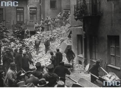 Rescue crews on the rubble of the Freta 16 annexe, August 1935. Photo: National Digital Archives.