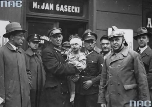 A child brought out of the rubble in a rescuer's arms, Freta 16, 1935. Photo: National Digital Archives.