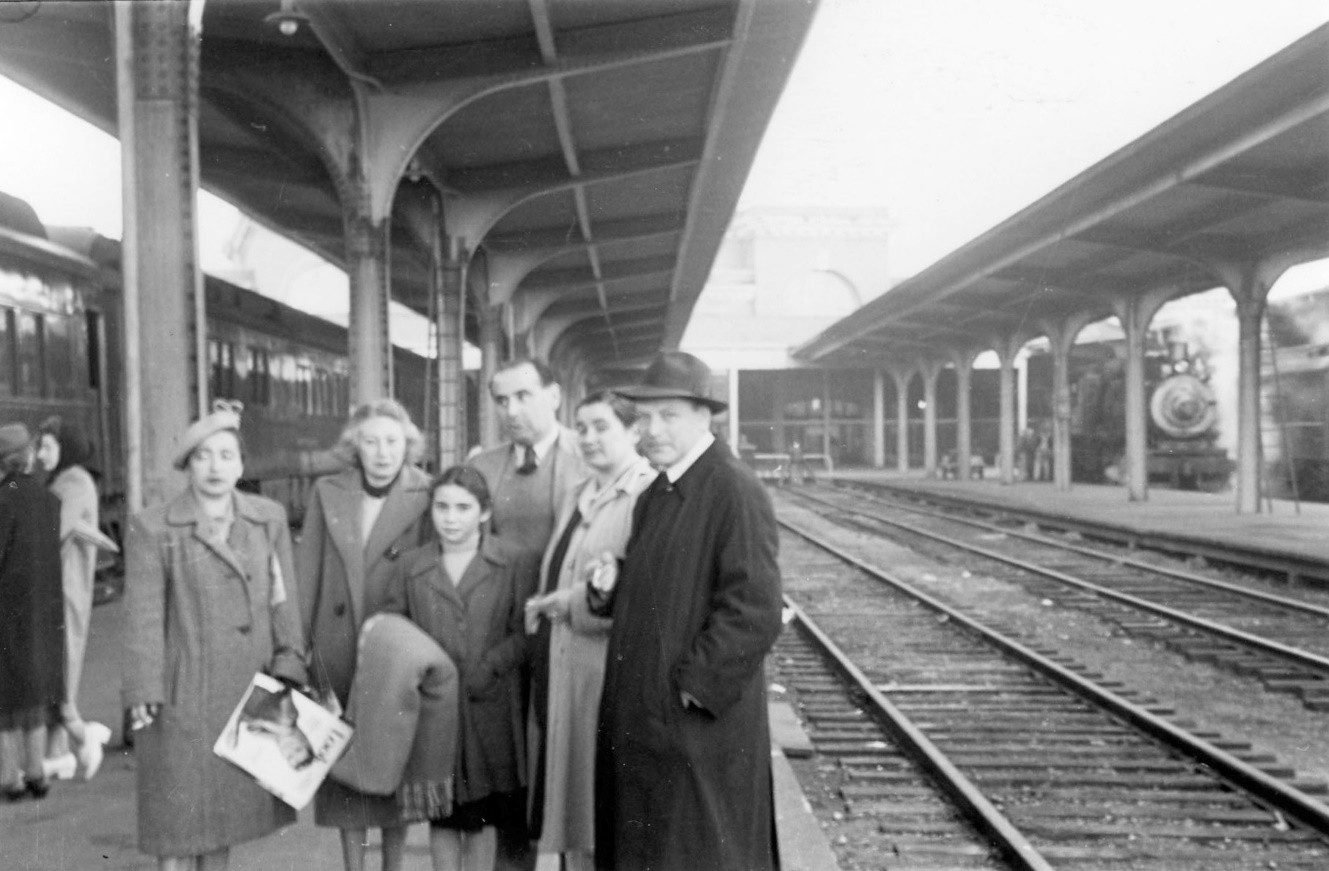 Arrival in Vancouver, CNR station, end of January 1949. From the left: Lola Zeldowicz, Pola Fishaut, Henio Zeldowicz, Lena Fiszhaut, Heniek Fishaut; in front, with the blanket — Iza. From the collection of the Fishaut family.