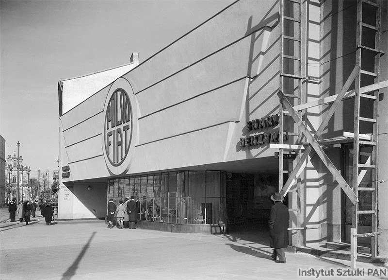 The Polski Fiat showroom in Warsaw, second half of the 1930s — a modernist pavilion with the sign „Lubricants, petrol". Photo: Institute of Art of the Polish Academy of Sciences.