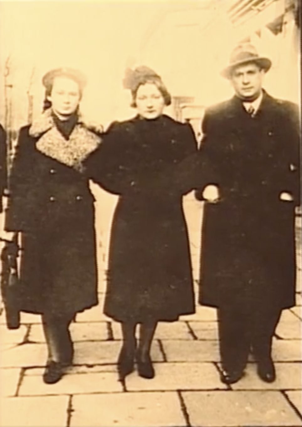 Ozjasz Hersz Greifinger z rodziną na ulicy — po lewej najpewniej Edyta, w środku Elfriede. Początek 1939 roku. Ze zbiorów rodzinnych.