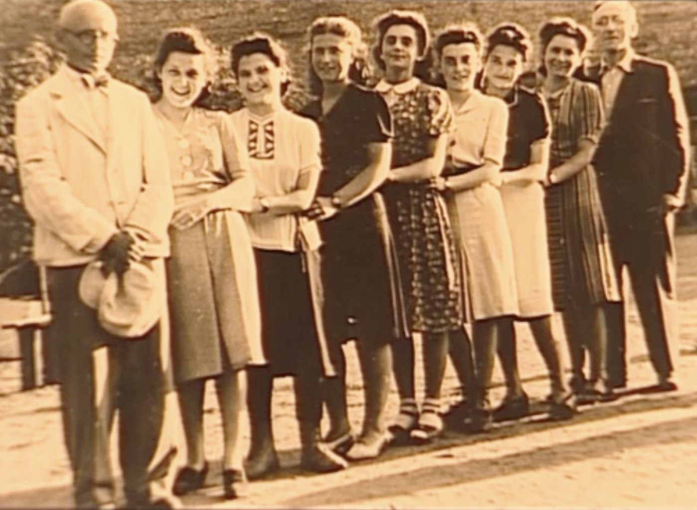 Grupa uczennic tajnych kompletów z dwoma nauczycielami — fotografia z getta warszawskiego. Z tej grupy wojnę przeżyła tylko Edyta. Ze zbiorów rodzinnych.