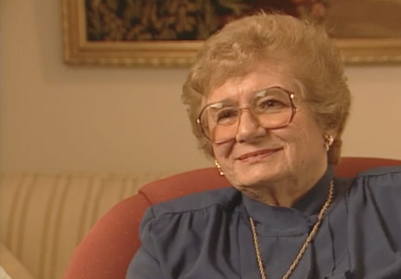 Edith Millman z domu Greifinger w 1996 roku, podczas nagrywania relacji o wojnie. Kadr z archiwum wideo.