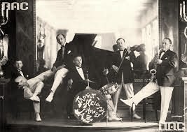 Front-Heyman Jazz w komplecie — niewielka fotografia prasowa z epoki. Na membranie bębna, mimo formatu odbitki, czytelna nazwa orkiestry.