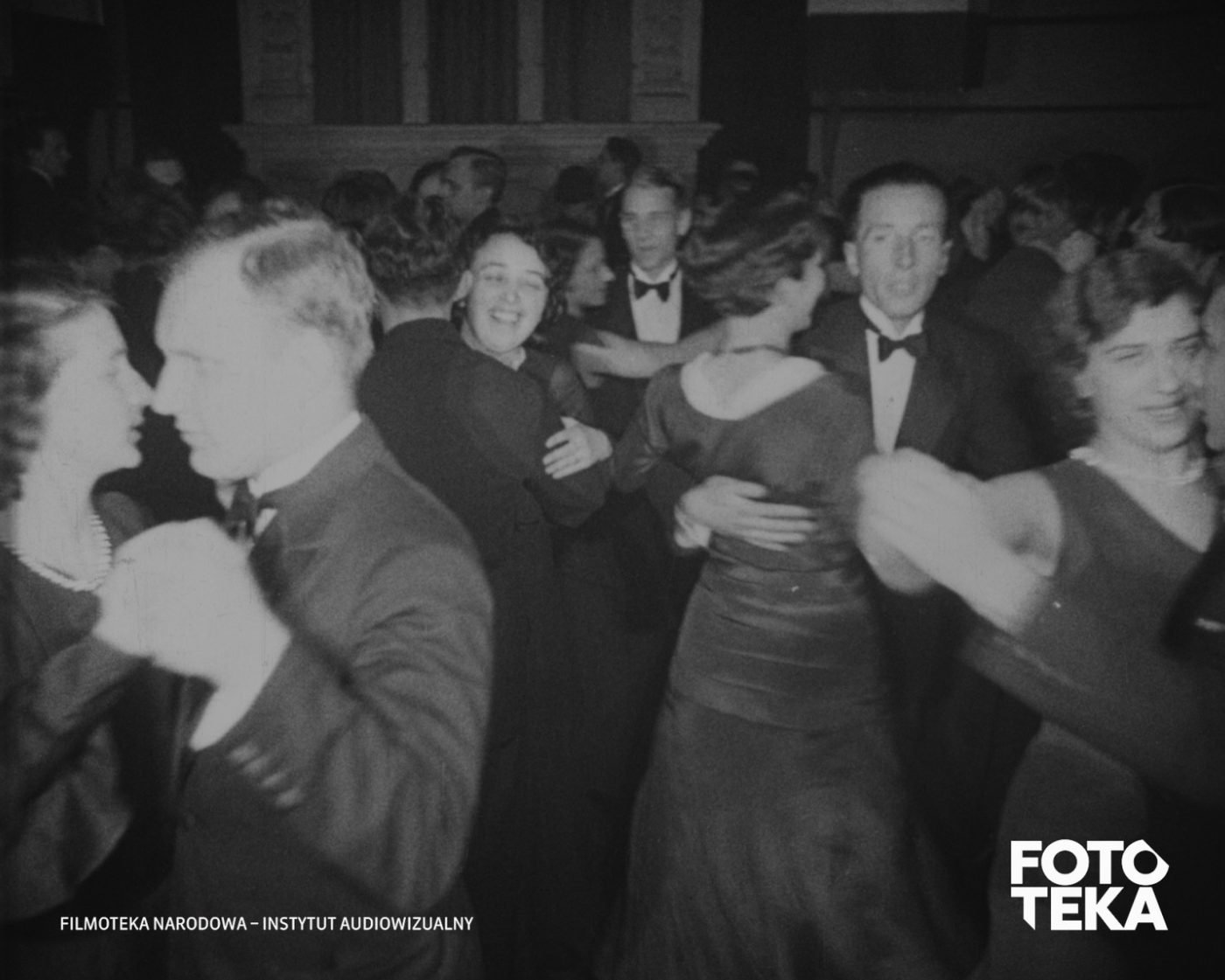 Obrotowy parkiet Adrii w obiektywie awangardzistów — pary w tańcu, kadr z filmu „Dziś mamy bal”, 1932. Filmoteka Narodowa — Instytut Audiowizualny, Fototeka.