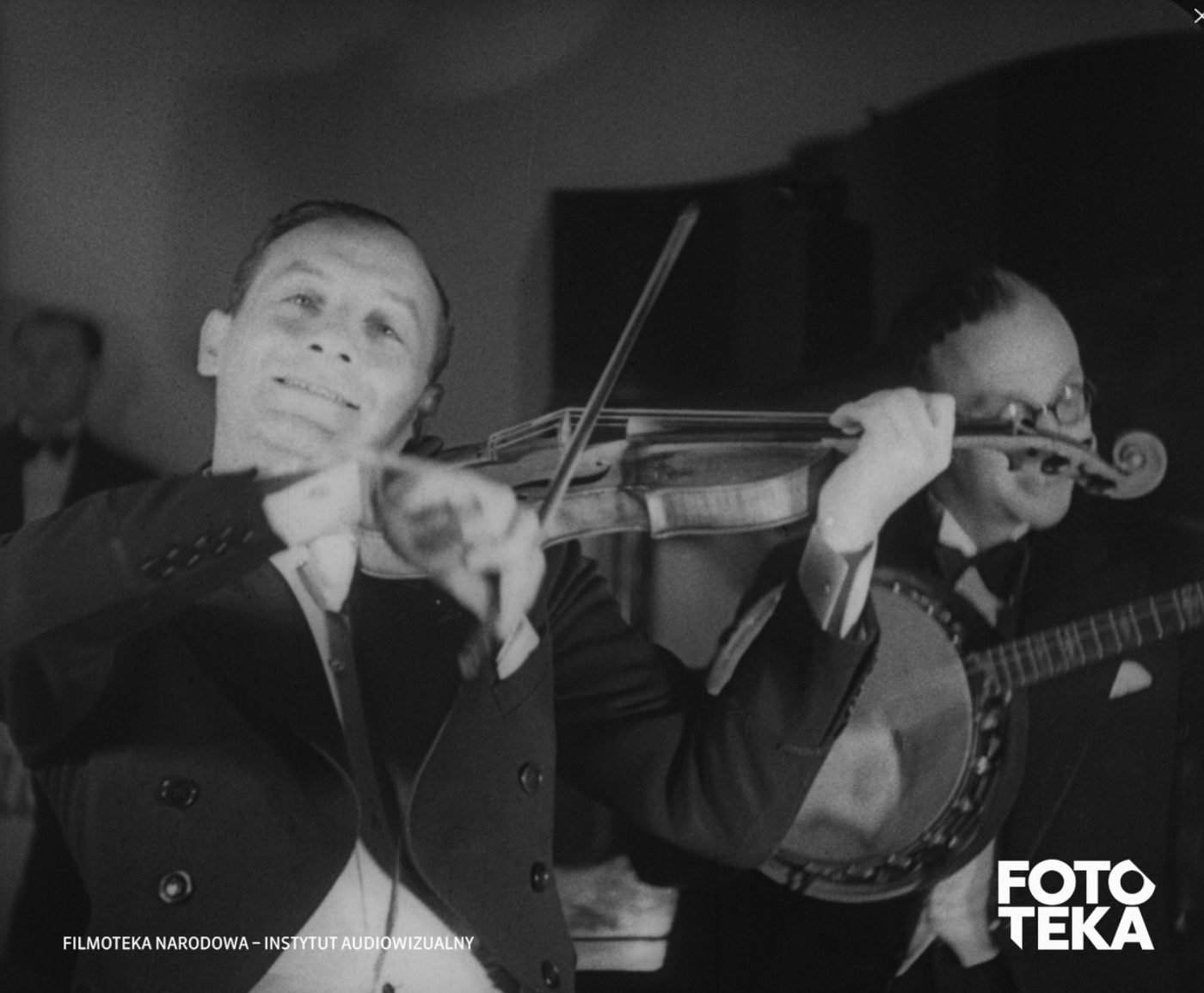 Julian Front (ze skrzypcami) i Zygmunt Heyman (z bandżo) — kadr z filmu „Dziś mamy bal”, 1932. Filmoteka Narodowa — Instytut Audiowizualny, Fototeka.