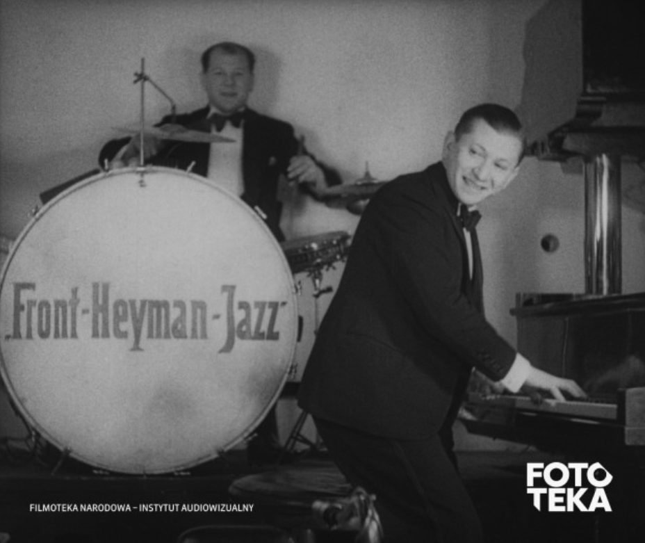 Wielki bęben z napisem „Front-Heyman-Jazz” i uśmiechnięty pianista — Stanisław Ferszko. Kadr z filmu „Dziś mamy bal”, 1932. Filmoteka Narodowa — Instytut Audiowizualny, Fototeka.