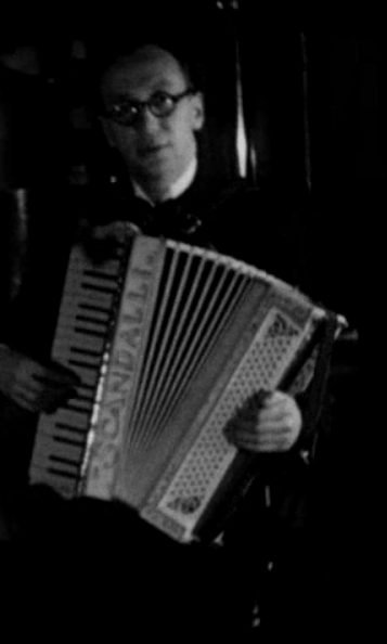 Zygmunt Heyman gra na akordeonie marki Scandalli — kadr z filmu „Dziś mamy bal”, 1932. Filmoteka Narodowa — Instytut Audiowizualny.