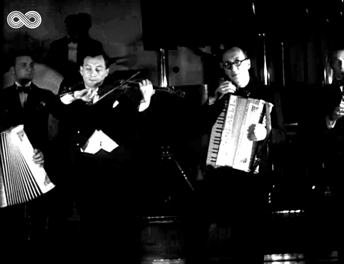 Muzycy na estradzie — kadr z filmu „Dziś mamy bal”, 1932, rozjaśniony cyfrowo. Filmoteka Narodowa — Instytut Audiowizualny.