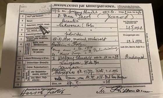Wiedeńska karta meldunkowa Moszego Jacoba, 27–29 VI 1938: stałe zamieszkanie „Warszawa, Złota 7 m. 24", „żona w Polsce", wymeldowany „do Budapesztu"; podpis udzielającego mieszkania: Hersch Jakob. Ze zbiorów rodziny Jacobów.