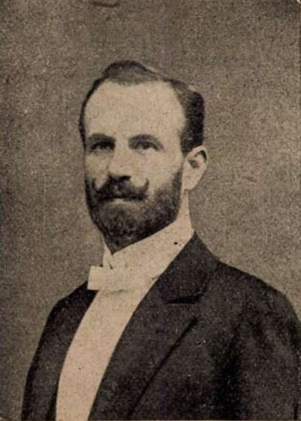 Dr László Epstein (1865–1923), psychiatra i neurolog, dyrektor państwowych szpitali psychiatrycznych w Nagyszeben i Angyalföld — ojciec Sari. Portret z budapeszteńskiego miesięcznika „Magyar Szalon", t. 45 (1905–06).