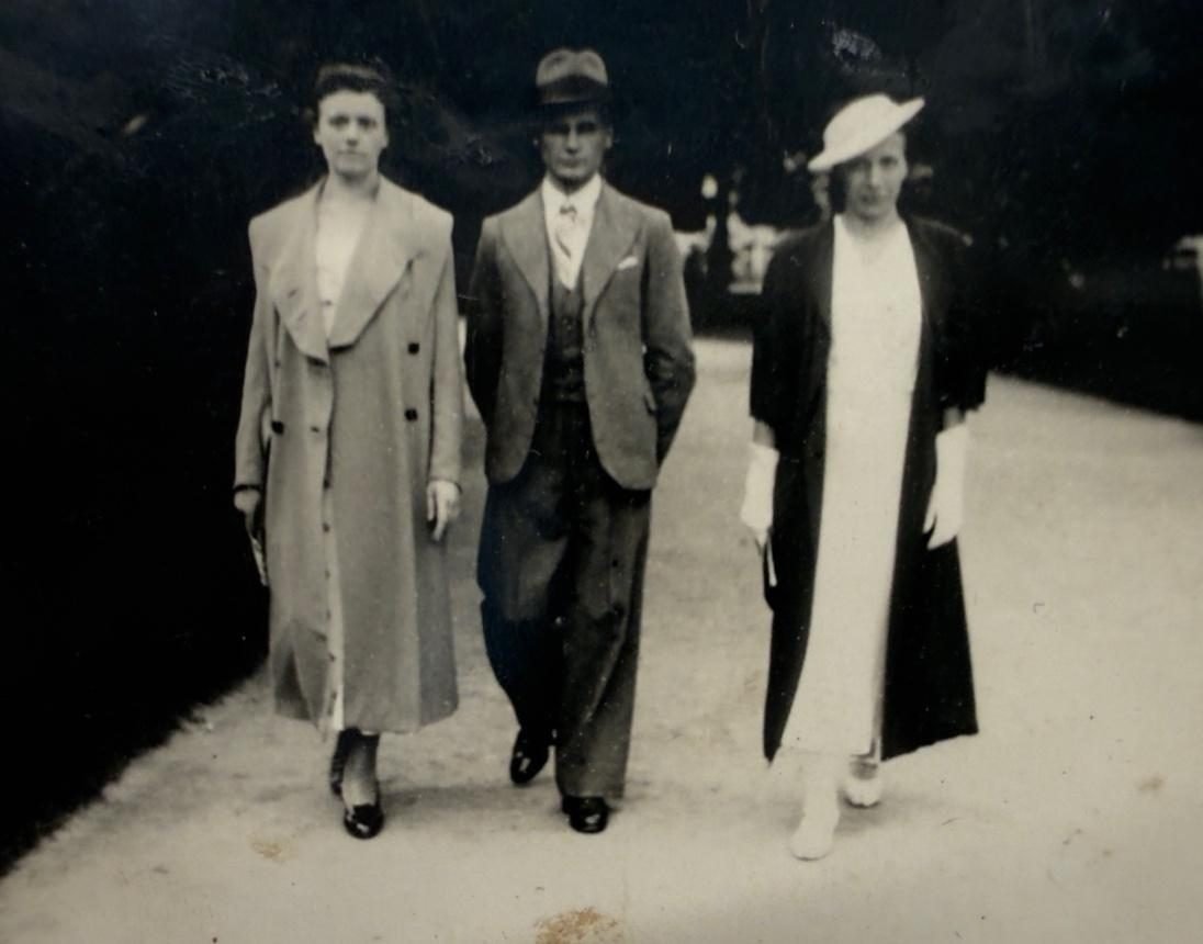 Out for a walk — a street photograph from the 1930s. Natalia Jędrasik on the right. From a private collection.