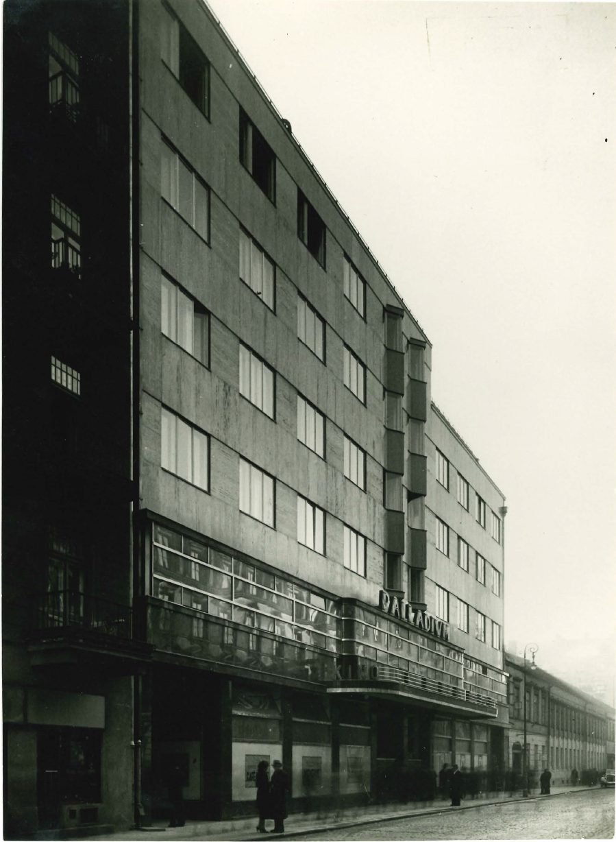 The completed wing on the Złota side: the marble facade and the marquee of the Palladium cinema. Photograph from the Assicurazioni Generali archive.