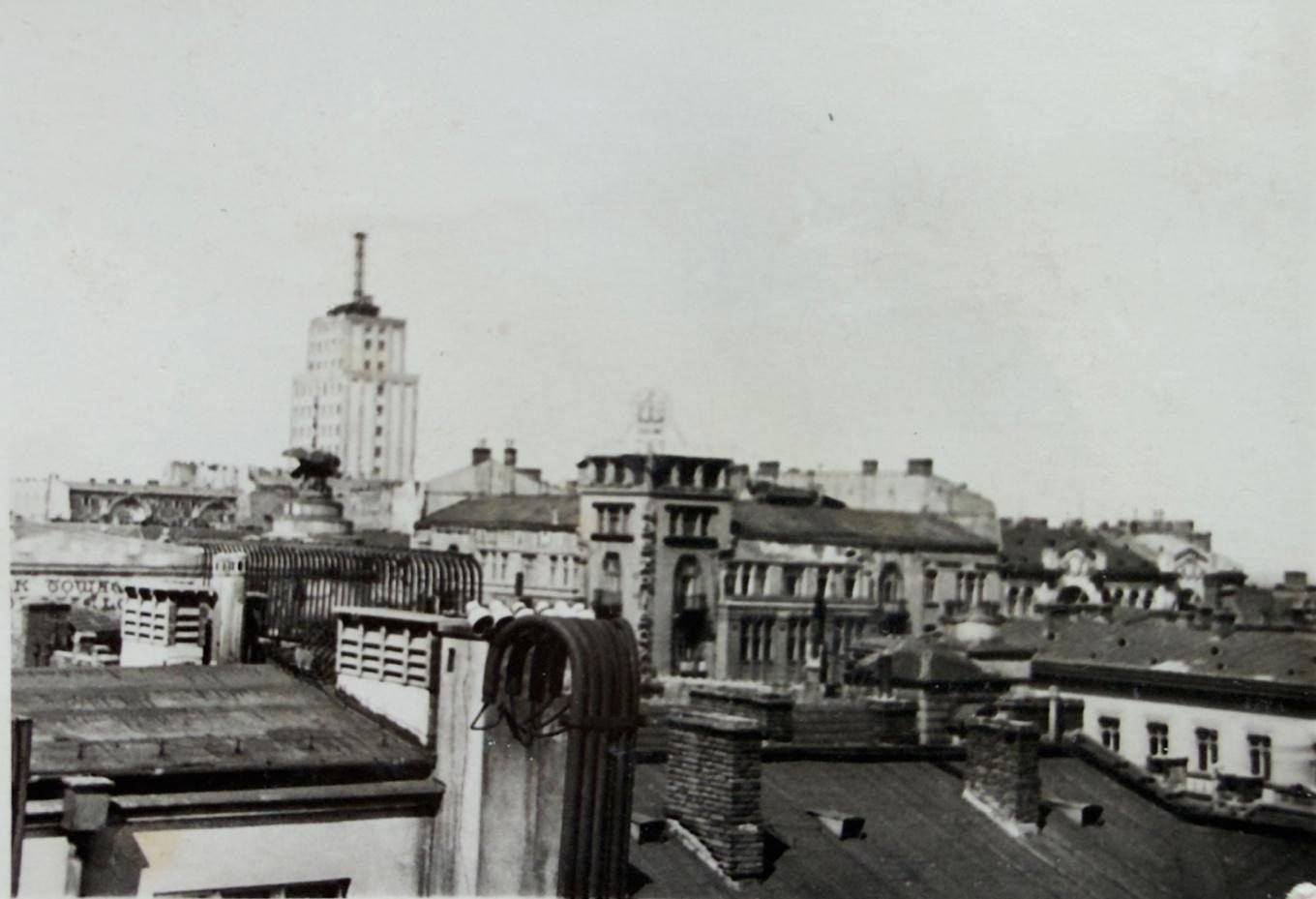 View from the roof of Złota 7 before the war — on the horizon the Prudential skyscraper on Napoleon Square. From a private collection.