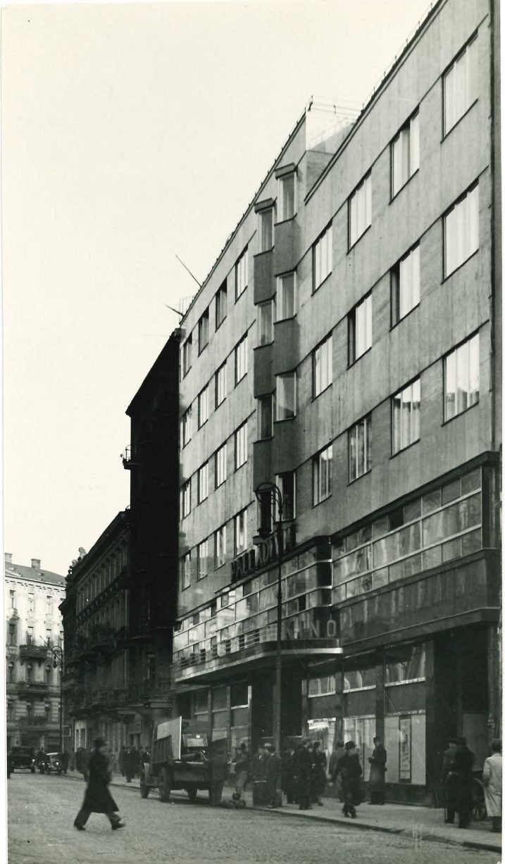 Złota Street: the Assicurazioni Generali building, the marquee of the Palladium cinema, passers-by and a delivery lorry at the kerb. Photograph from the Assicurazioni Generali archive.