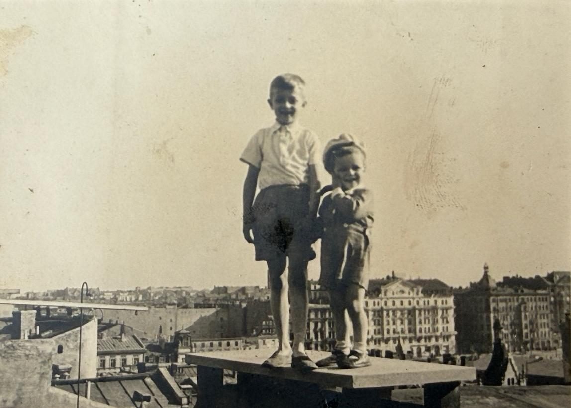 Tadeusz and Irena Jędrasik on the roof of Złota 7 during the occupation — behind them the panorama of the Śródmieście that would soon cease to exist. From a private collection.
