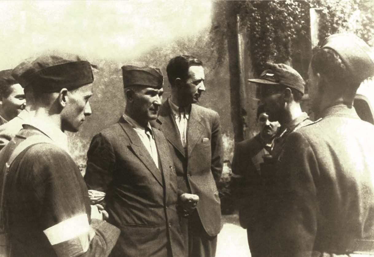 Colonel Antoni Chruściel „Monter" among insurgents, Warsaw 1944. Photo from the collection of the National Film Archive.