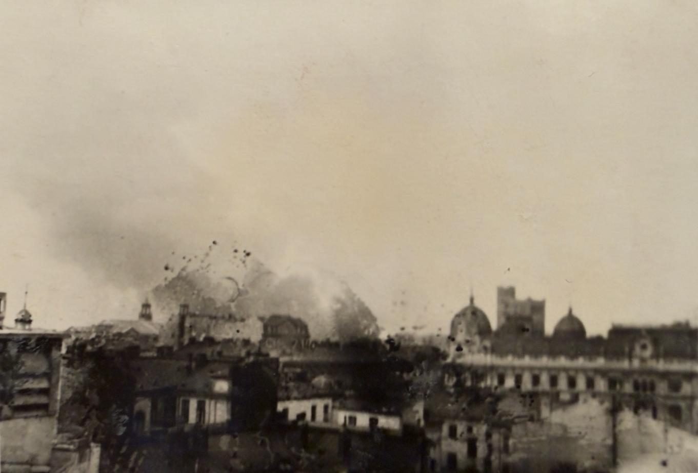 View from the Złota 7 building over the roofs of Śródmieście towards the PAST-a tower (the „Ericsson tower") on Zielna Street — above the city the smoke of explosions. Photograph taken from the house during the fighting for Warsaw. From a private collection.