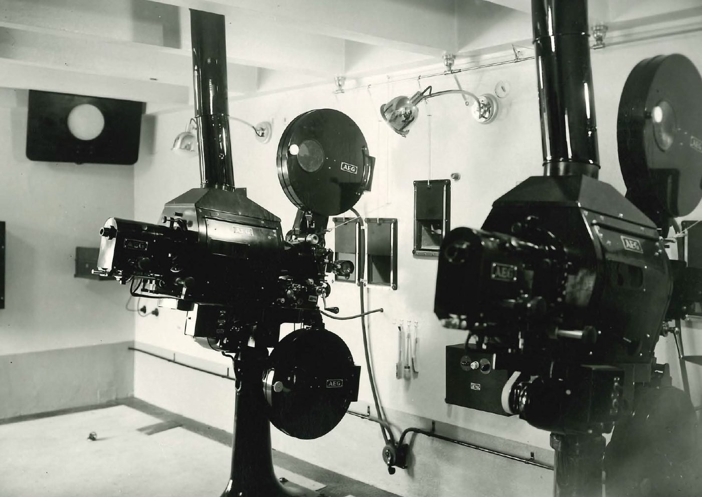 The projection booth of the Palladium cinema: two AEG projectors. It was most probably from these machines that the insurgent newsreels were screened in August 1944. Photograph from the Assicurazioni Generali archive.