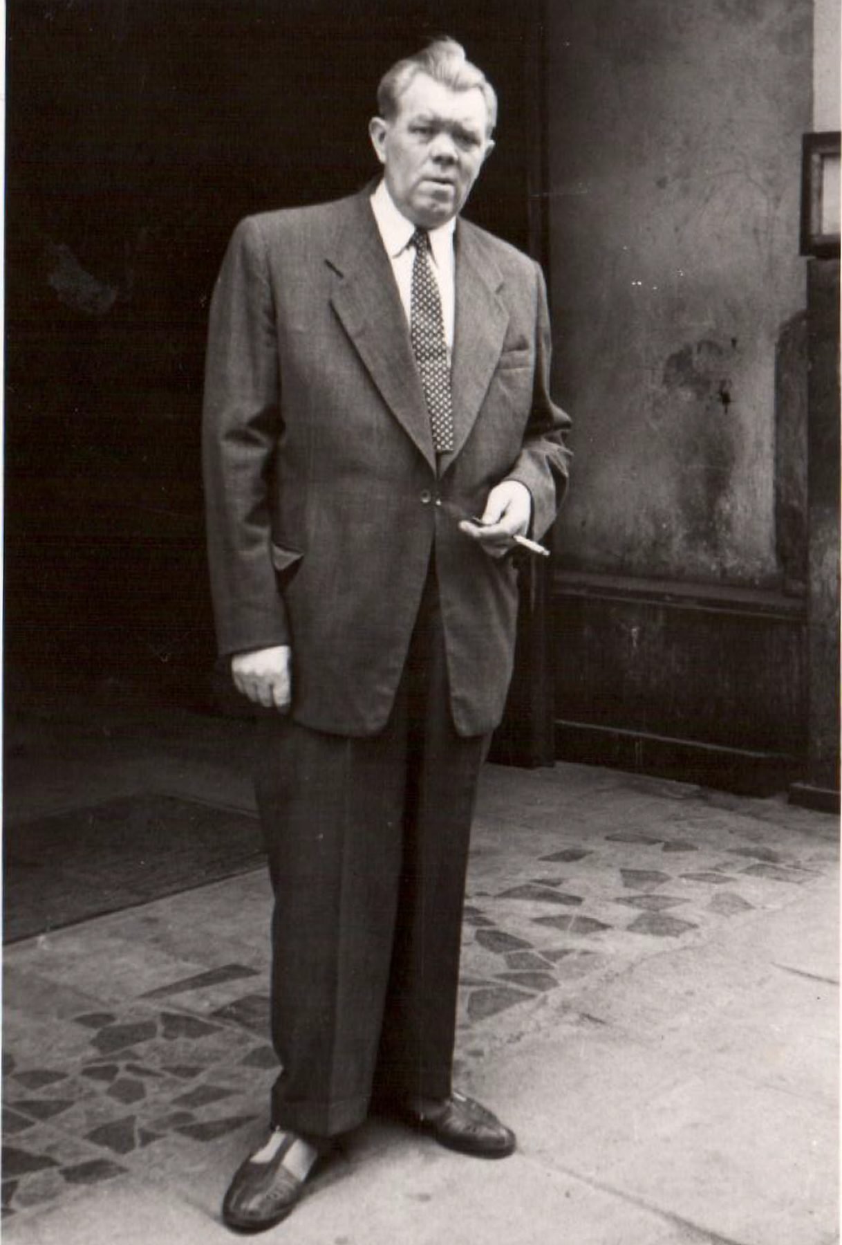 Stanisław Jędrasik after the war, in the gateway of Złota 7. Under his feet the characteristic mosaic of the floor — preserved in the gateway to this day. From a private collection.