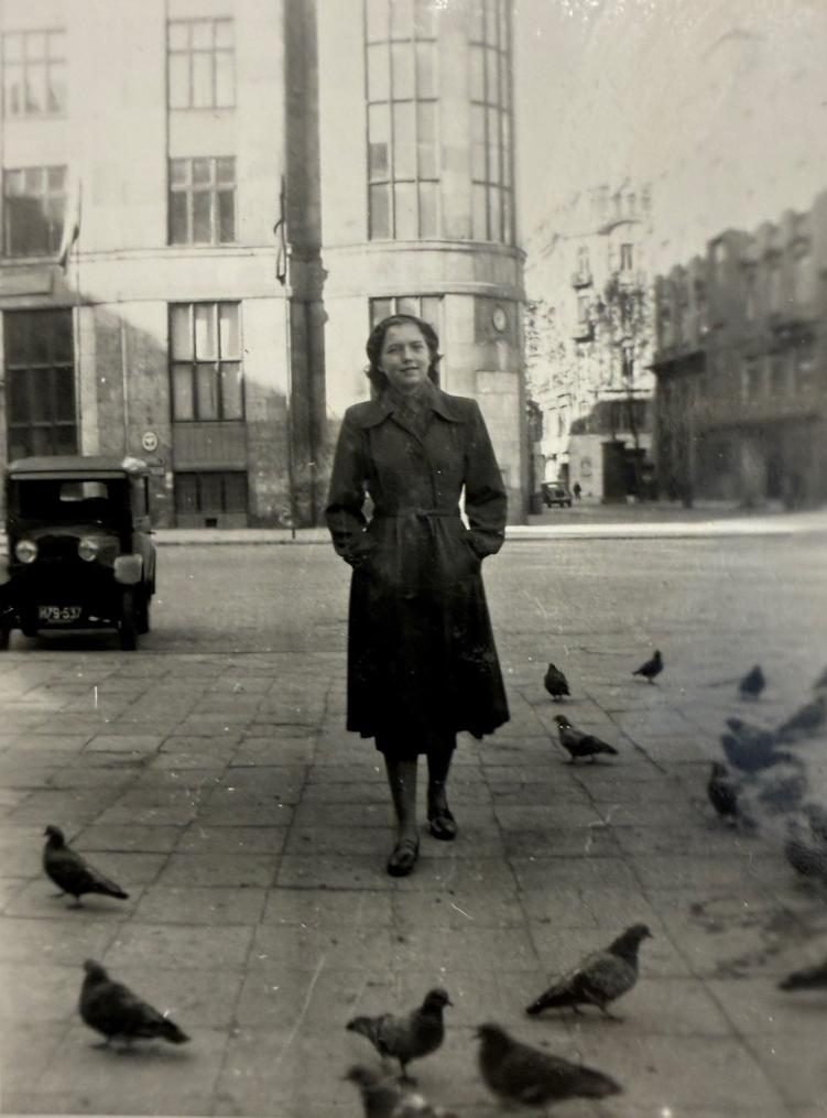 Irena Jędrasik — the girl born on Złota in December 1938 — as a teenager among the pigeons of rebuilding Warsaw, the 1950s. From a private collection.