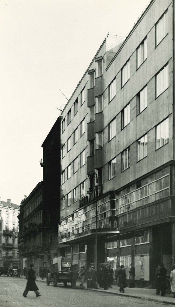 Złota Street: the building of Assicurazioni Generali Trieste – the Kamińskis' house. Behind the ribbon windows on the right – the apartments of the Złota 9 staircase. Photograph from the archive of Assicurazioni Generali.