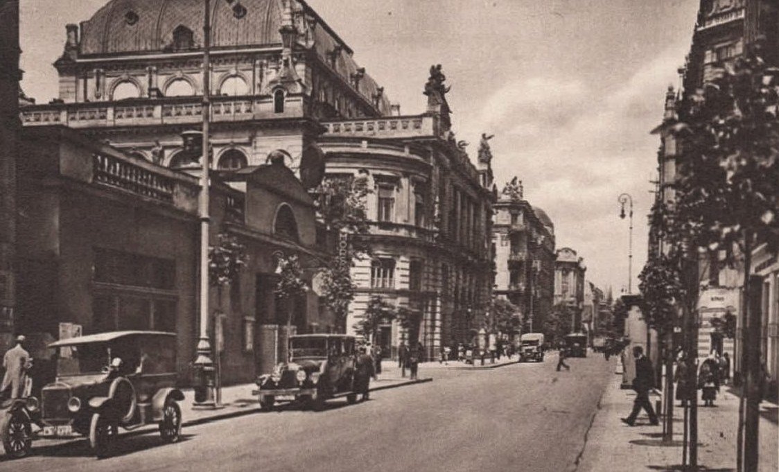 The neighbourhood of Złota Street before the war: the building of the Warsaw Philharmonic on Jasna Street. The surroundings of the Kamińskis' house formed the old financial centre of the capital – a district of banks and elegant buildings. From the project's collection.