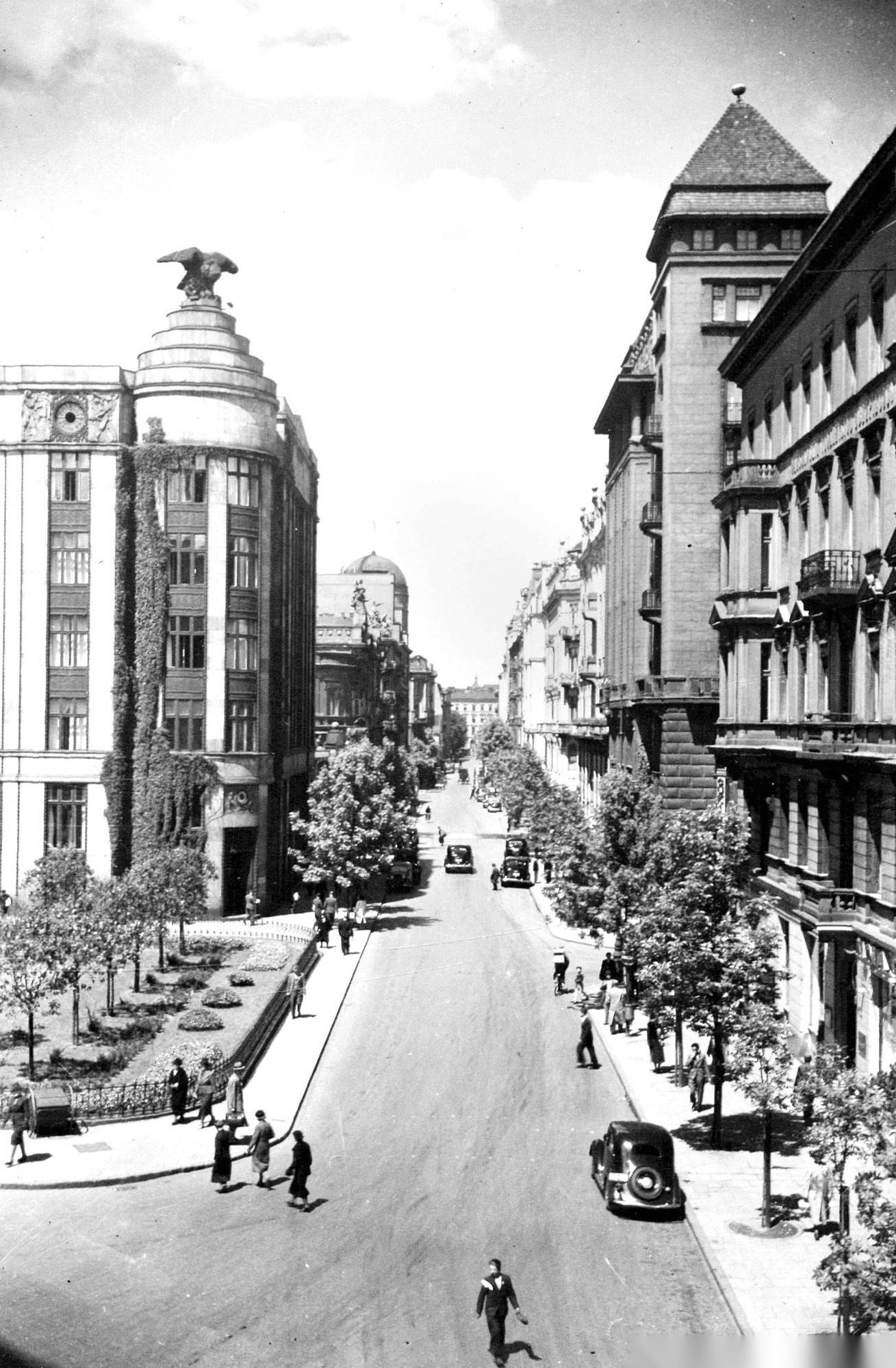 Jasna Street before the war; on the left the House Under the Eagles – the building of the Bank of Cooperative Societies. Photograph from the collection of the Digital Library of the Warsaw University of Technology.