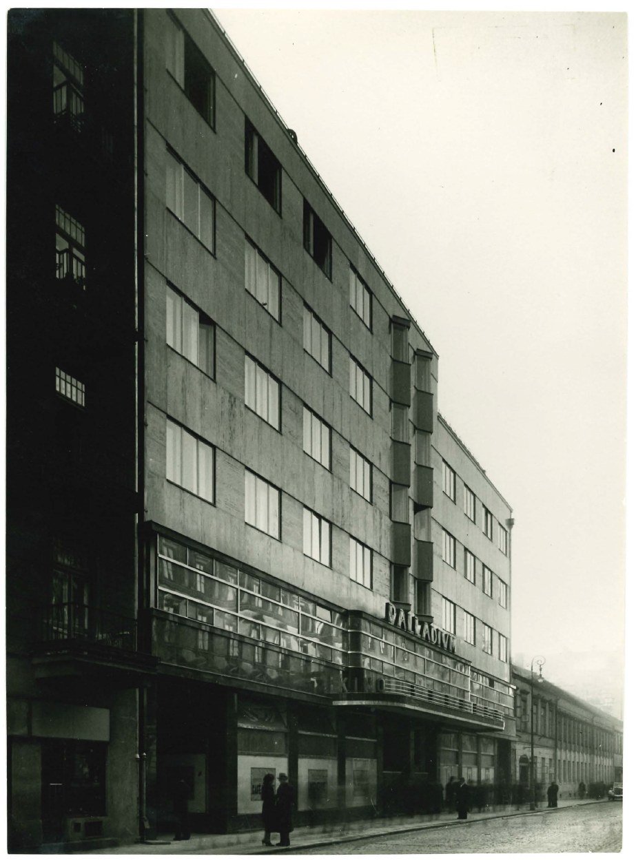 The realised wing from the Złota Street side: the marble façade and the marquee of the Palladium cinema. Photograph from the archive of Assicurazioni Generali.
