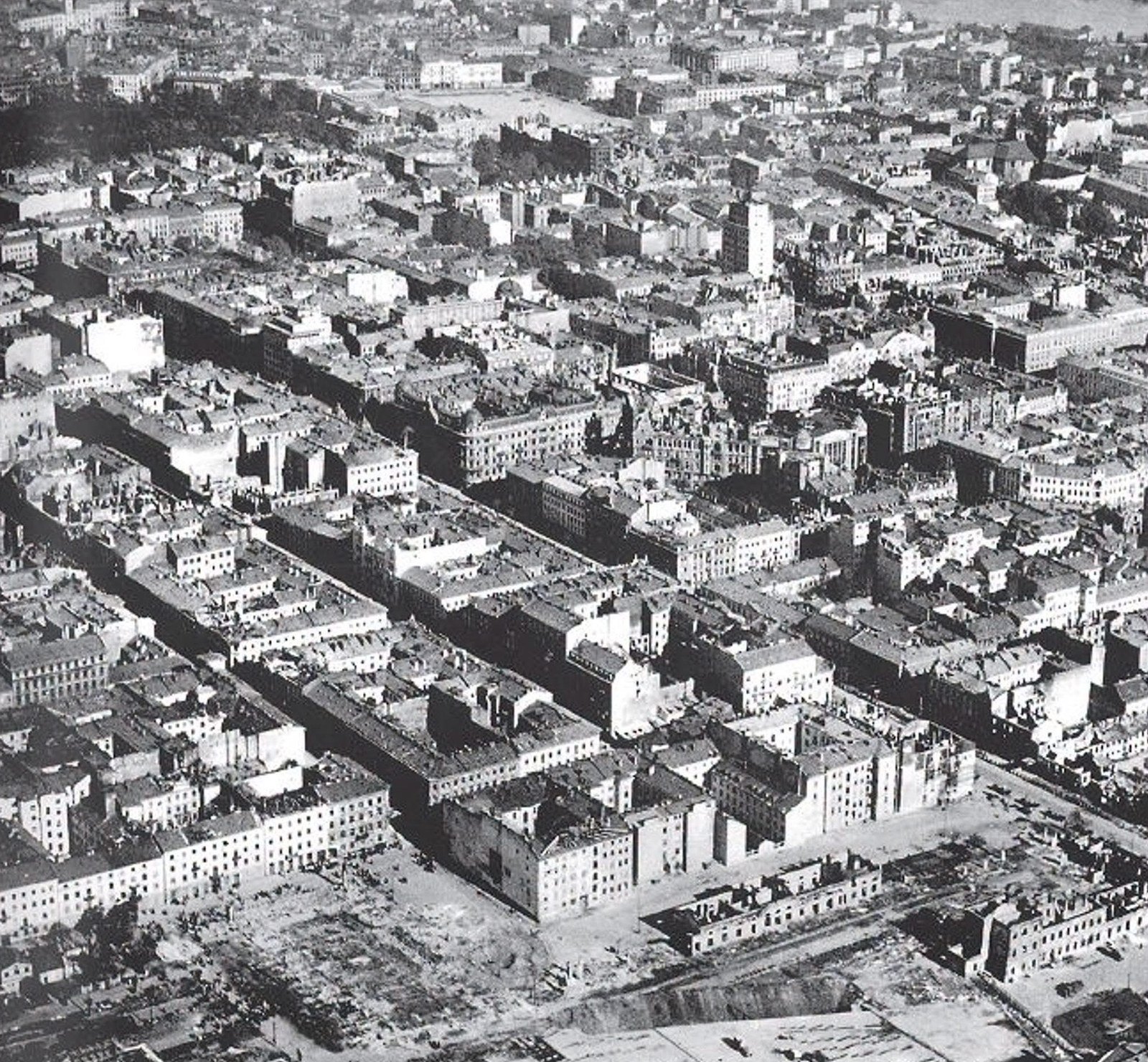 The city centre from the air at the beginning of the war – in the dense grid of blocks the first wounds of the bombardments of September 1939 can be seen. The rear of the Złota 7/9 building suffered then too: the apartments of the fifth and sixth floors on the courtyard side. From the project's collection.