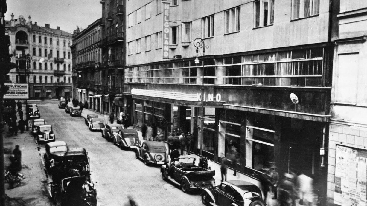 The Palladium cinema in the occupation years: the Germans turned it into the „Helgoland" – nur für Deutsche. On the attic a vertical neon with the new name, before the entrance German cars. From the project's collection.