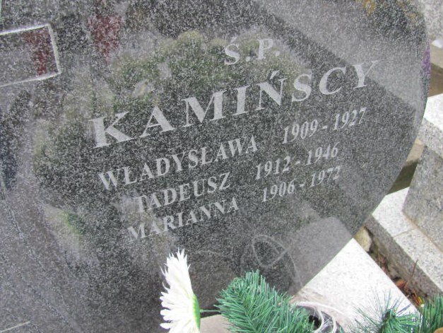 The Kamiński family grave in the Czerniaków cemetery: Władysława, Tadeusz's sister (1909–1927), Tadeusz (1912–1946) and Marianna (1906–1972). Photograph from the project's collection.
