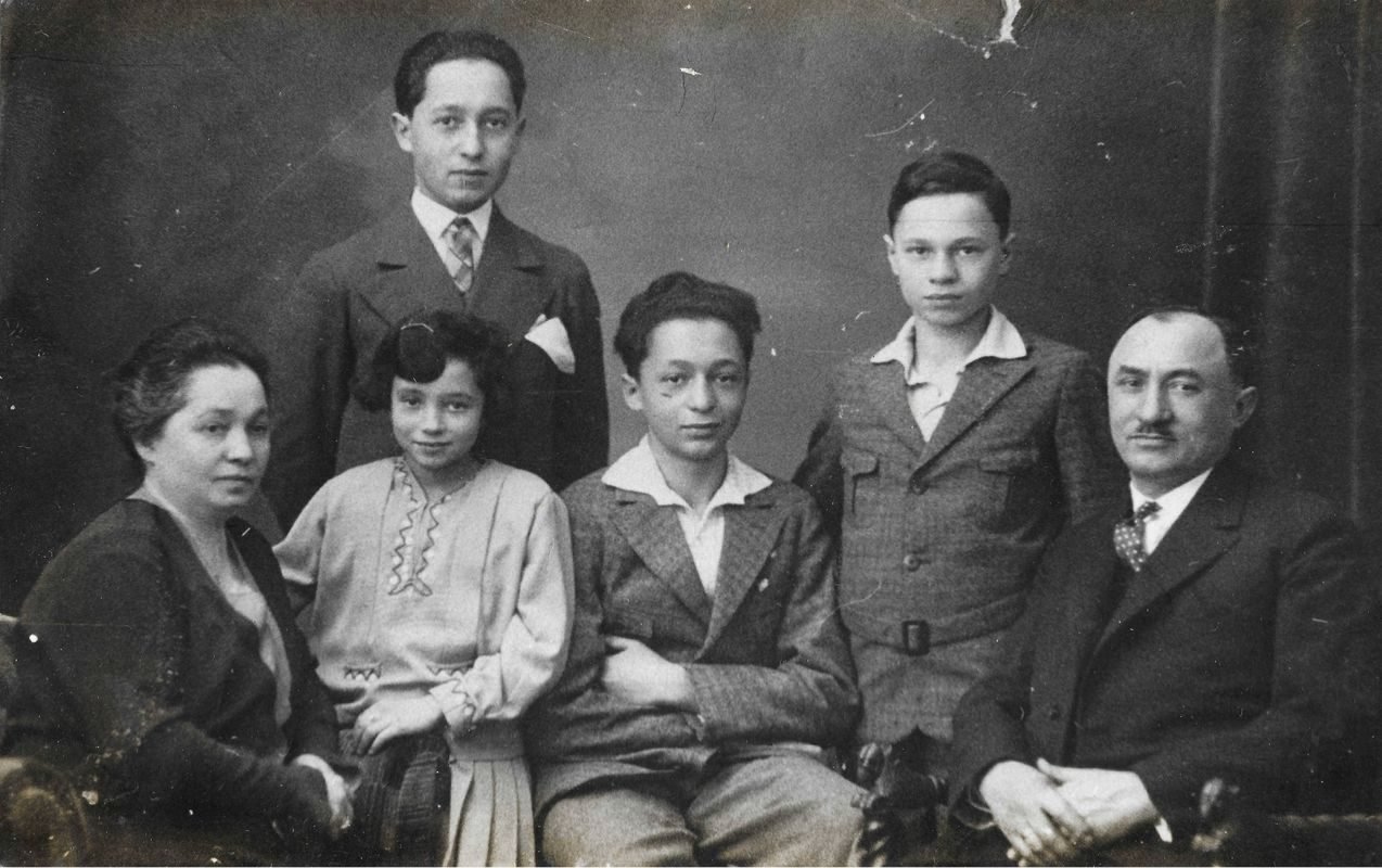 Georg Kesten with his wife Etty and their four children — Salli, Abraham, Alex and Hilda. Mannheim, c. 1925–1928. All four managed to escape Germany before the war. From the family collection.