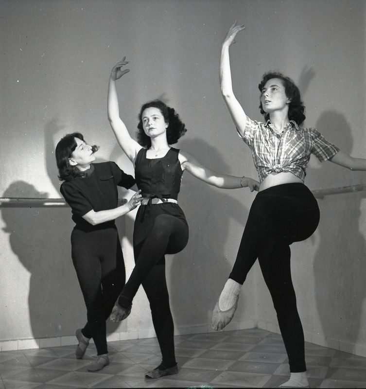 Hilda Kesten (centre) with dancers at the barre — studio, Israel, 1940s–50s. From the family/dance archive collection.