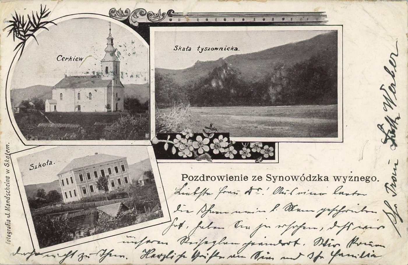 „Pozdrowienie ze Synowódzka wyżnego” — pocztówka z początku XX wieku: cerkiew, budynek szkoły i Skała tyszownicka nad Stryjem. Wydana z fotografii J. Mondscheina w Skolem. Taki był świat, w którym w 1905 roku przyszedł na świat Maksymilian Kurzrok. Zbiory projektu.