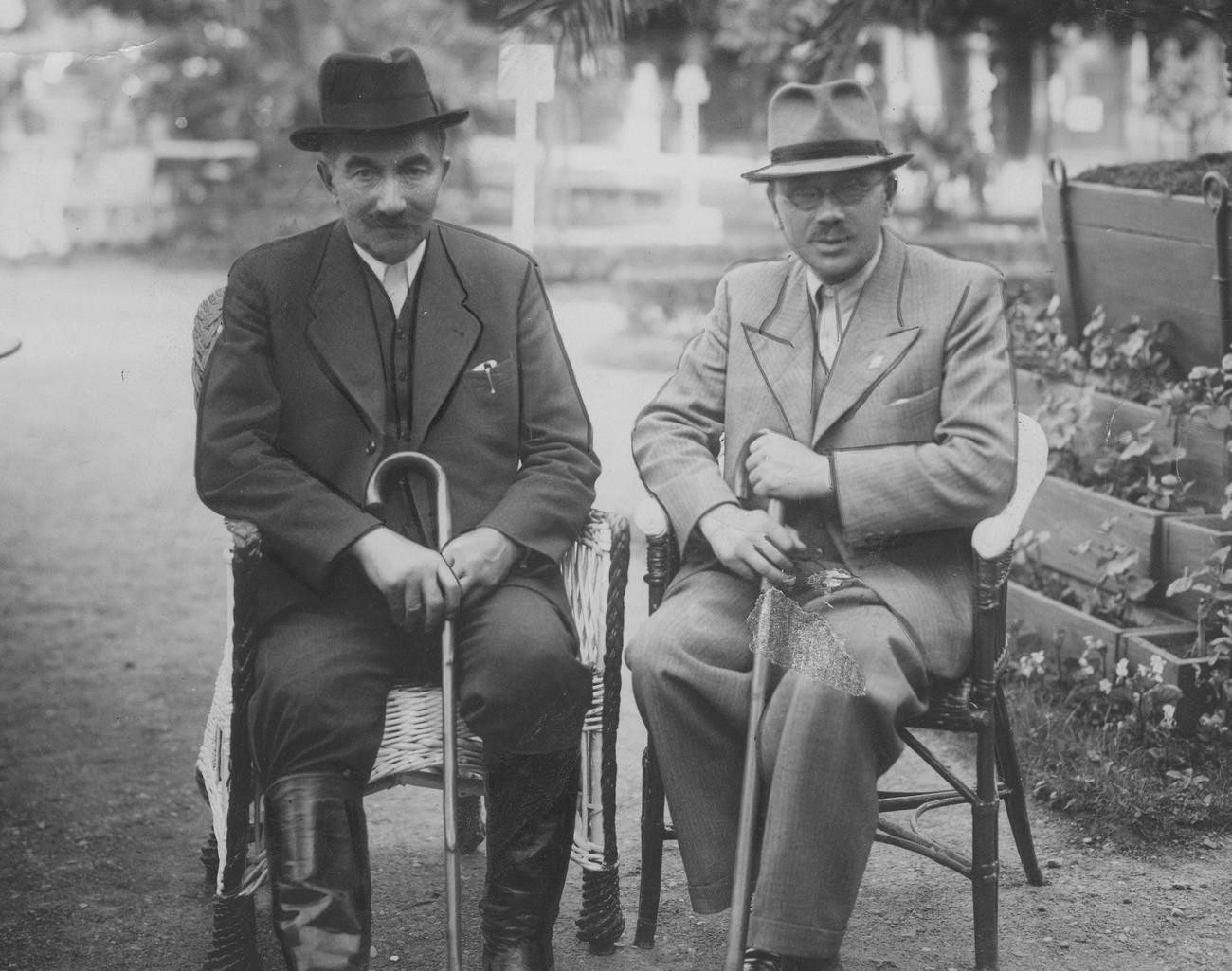 Wincenty Witos (z lewej) w Truskawcu, czerwiec 1939 roku — ostatni przedwojenny sezon uzdrowiska i zarazem ostatni truskawiecki sezon doktora Kurzroka. Zbiory projektu.