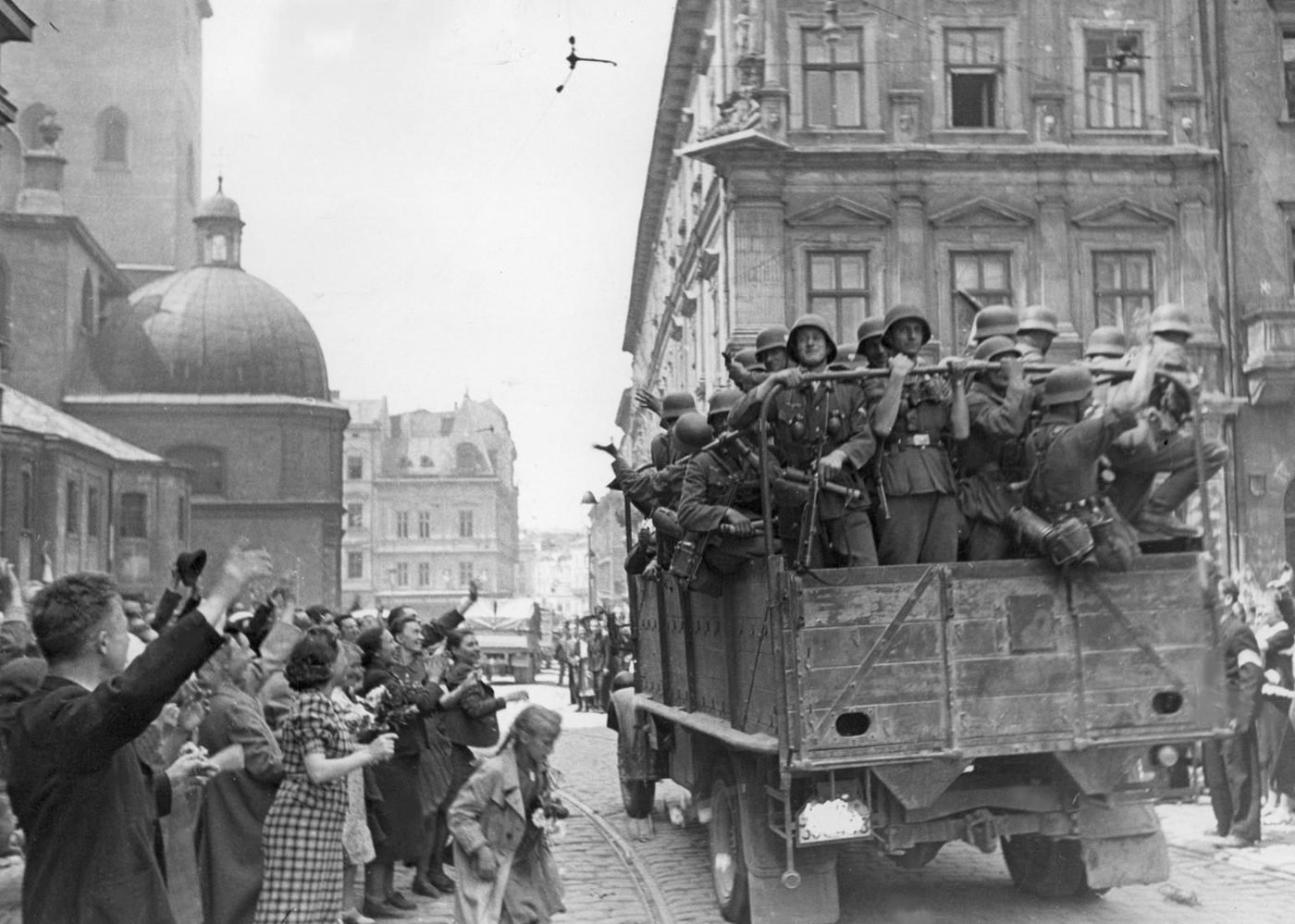 Lwów. Ukraińska ludność wita wkraczające do miasta wojsko niemieckie. Po lewej fragment Katedry Łacińskiej. Czerwiec 1941 r