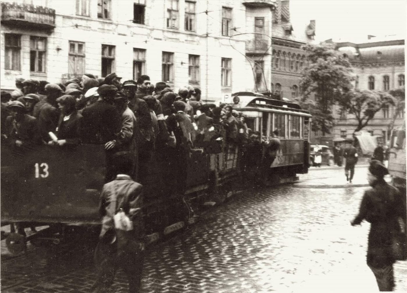 Lwów, 1942. Żydzi wracają z pracy przymusowej do getta na doczepnej platformie tramwajowej nr 13; obok normalny wagon dla pozostałych mieszkańców miasta. Ta sama linia, którą personel szpitala jeździł między gettem a obozem janowskim.