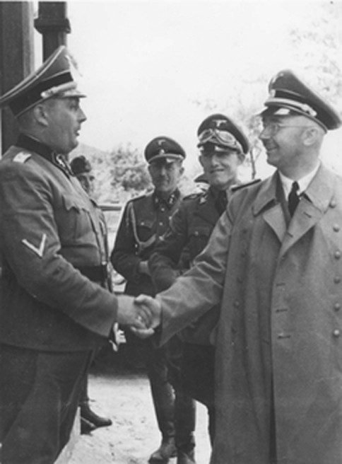 Wizytacja miejsca zagłady Żydów ze Lwowa. Od lewej: komendant obozu janowskiego Friedrich Warzok, SS-Gruppenführer Fritz Katzmann, Reichsführer SS Heinrich Himmler. To ludzie, którzy podpisywali raporty cytowane w tym rozdziale.