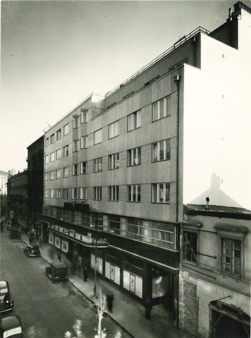 Złota 7/9 w 1937 roku. Mieszkanie Singerów było na 4 piętrze – tuż pod wąskim tarasem widocznym na zdjęciu.