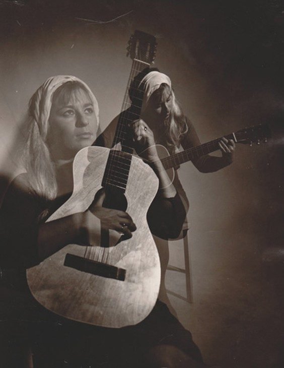 Annette wśród muzyków — montrealska scena folkowa. Ze zbiorów spadkobierców Annette Singer.