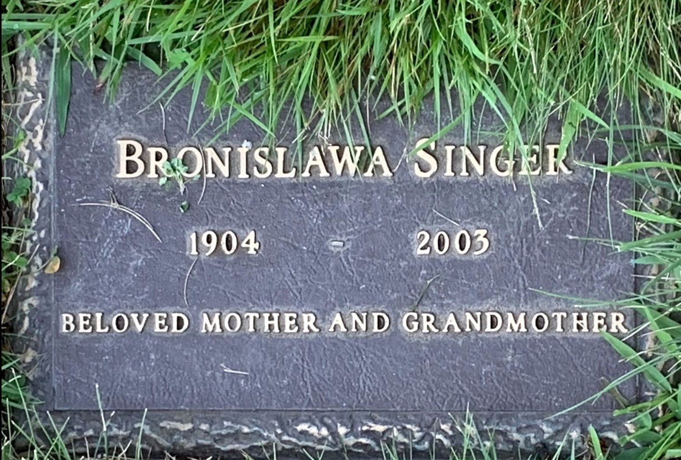 Tablica nagrobna Bronisławy Singer (1904–2003): „Ukochana matka i babka”.