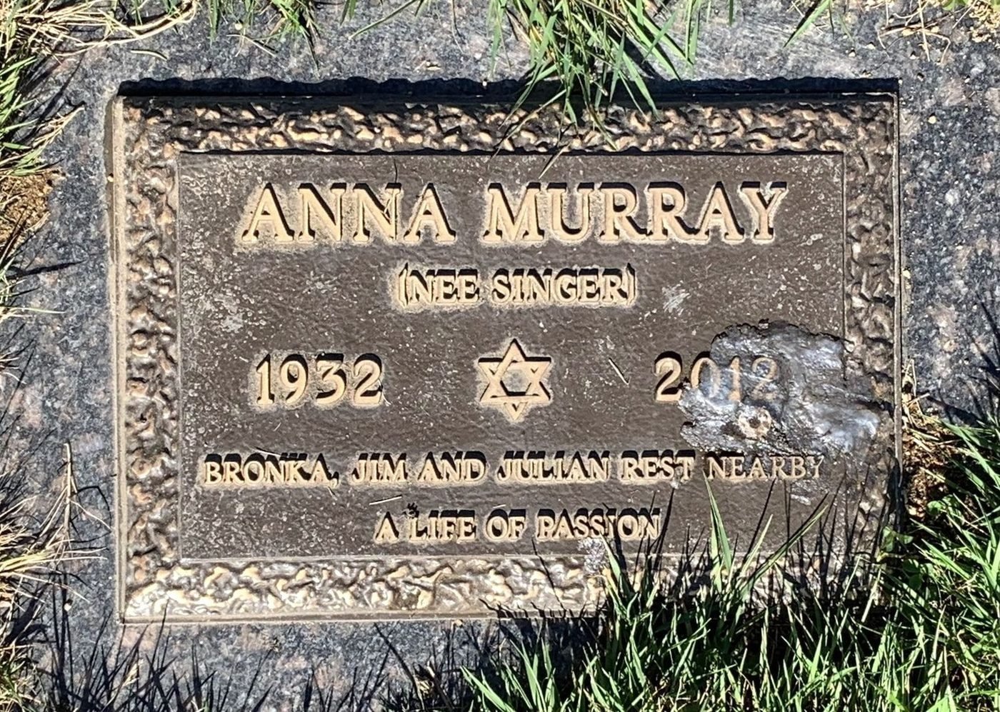 Tablica nagrobna Anny Murray z domu Singer (1932–2012): „Bronka, Jim i Julian spoczywają nieopodal. Życie pełne pasji”.