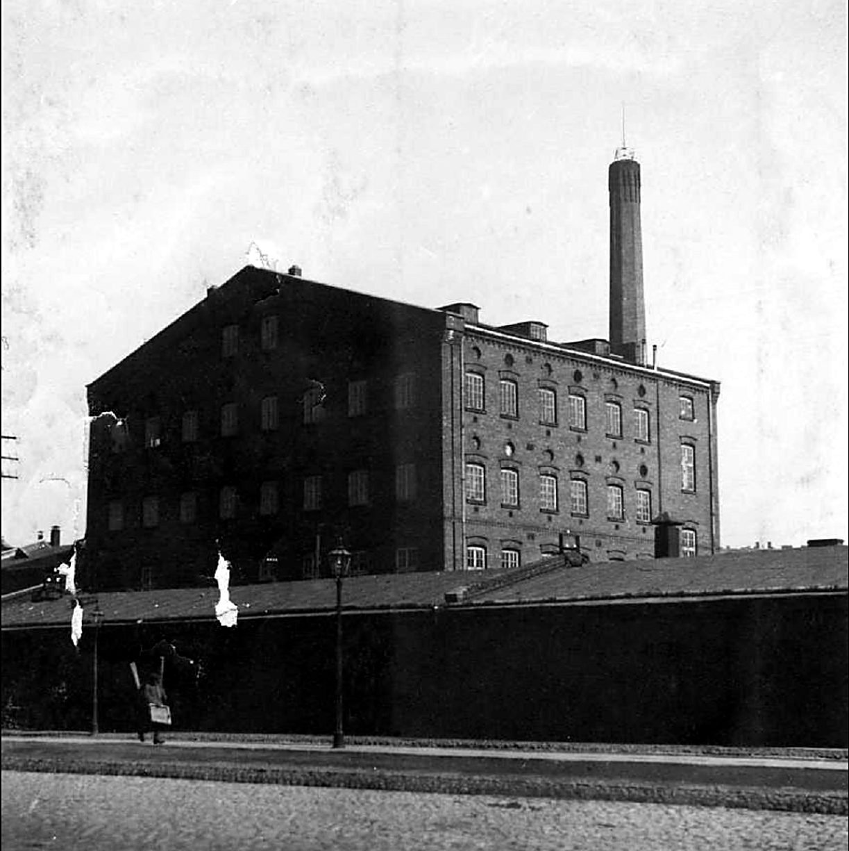 The „Temler i Szwede" tannery — one of the buildings of the complex from the Okopowa side, 1926–1927. A photograph from the years when Jan Maurycy Temler was managing director.