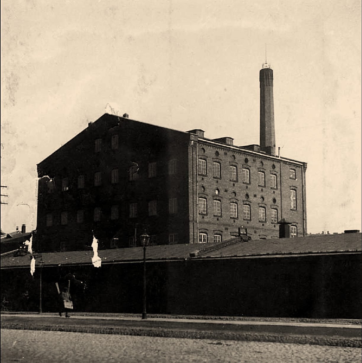 Garbarnia „Temler i Szwede” — jeden z budynków kompleksu od strony Okopowej, lata 1926–1927. Fotografia z czasów, gdy dyrektorem zarządzającym był Jan Maurycy Temler.