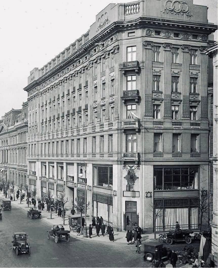 2 Małachowski Square — the house in which Zofia Henrietta and Zofia Janina lived before the move to Złota Street. Interwar photograph.