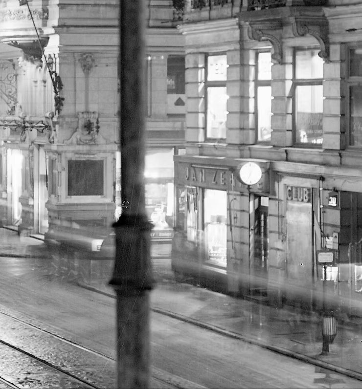Szyld „Jan Zegrze” i zegar firmowy nad narożnym wejściem do
salonu przy Nowym Świecie 30, róg Foksal (wówczas Pierackiego). Fragment
nocnej fotografii Henryka Poddębskiego, 1935. Muzeum Warszawy, neg. AN
27570.