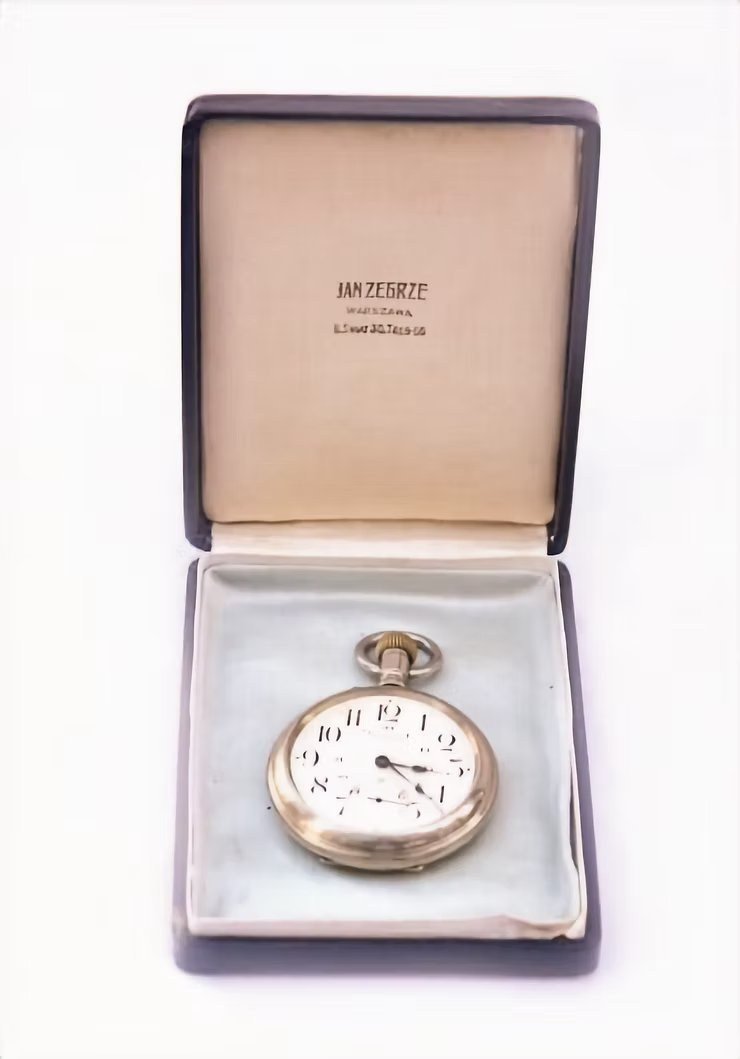 Ten sam zegarek w firmowym etui. Stempel w wieku: „Jan Zegrze,
Warszawa, N. Świat 30, Tel. 9-56”. Muzeum Warszawy.