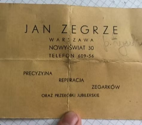 Wizytówka firmy, lata trzydzieste: „Jan Zegrze, Warszawa,
Nowy-Świat 30, telefon 609-56. Precyzyjna reperacja zegarków oraz
przeróbki jubilerskie”. Ze zbiorów rodziny.